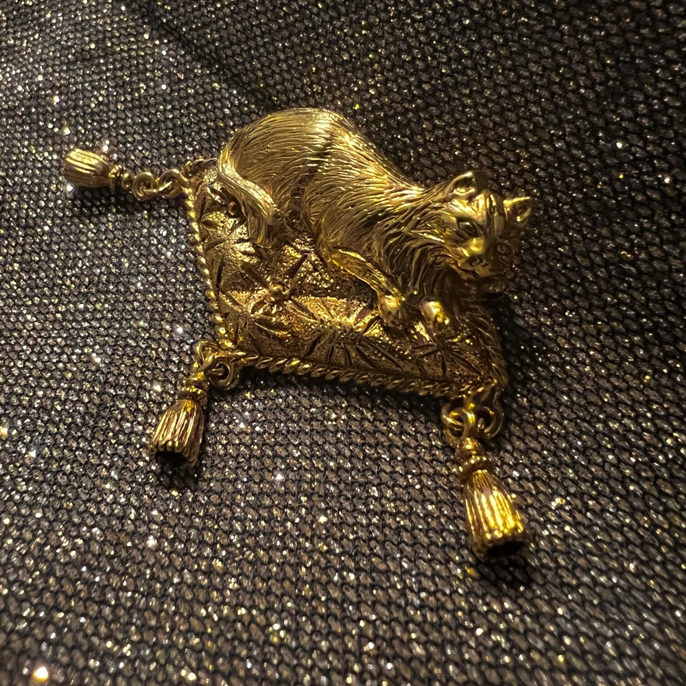 Brooch-cat on cushion with dangling tassels